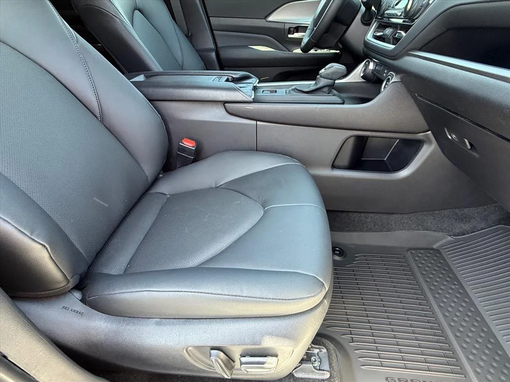 Used 2026 Pearl Toyota XLE image 10