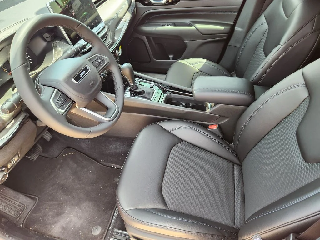 New 2026 Red Hot Pearlcoat Jeep Latitude image 10