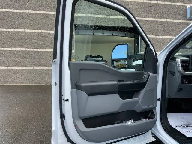 2025 Ford F-550 Super Duty Chassis Cab XL - Photo 10