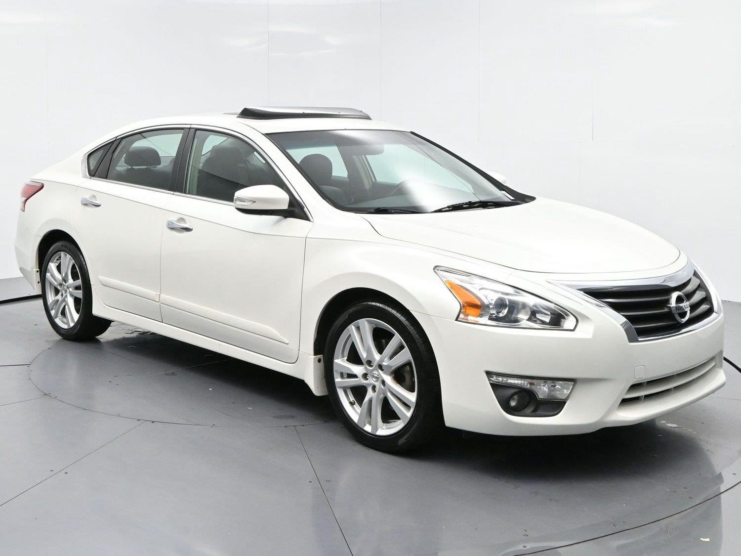 Used 2013 Pearl White Nissan 3.5 SL image 2