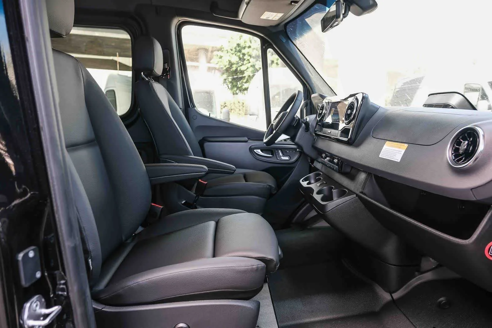 New 2026 Obsidian Black Metallic Mercedes-Benz Passenger 170WB High Roof RWD 2.0L I4 Diesel Turbo image 25