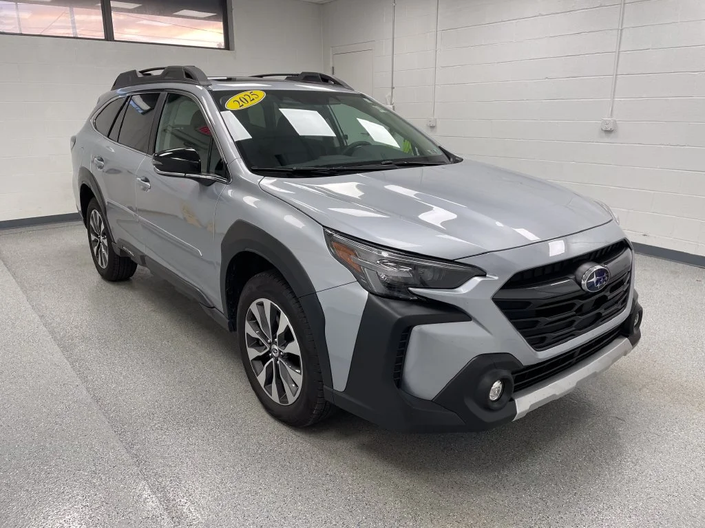 Used 2025 Ice Silver Metallic Subaru Limited image 3