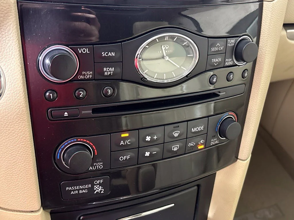 Used 2014 White INFINITI Base image 39