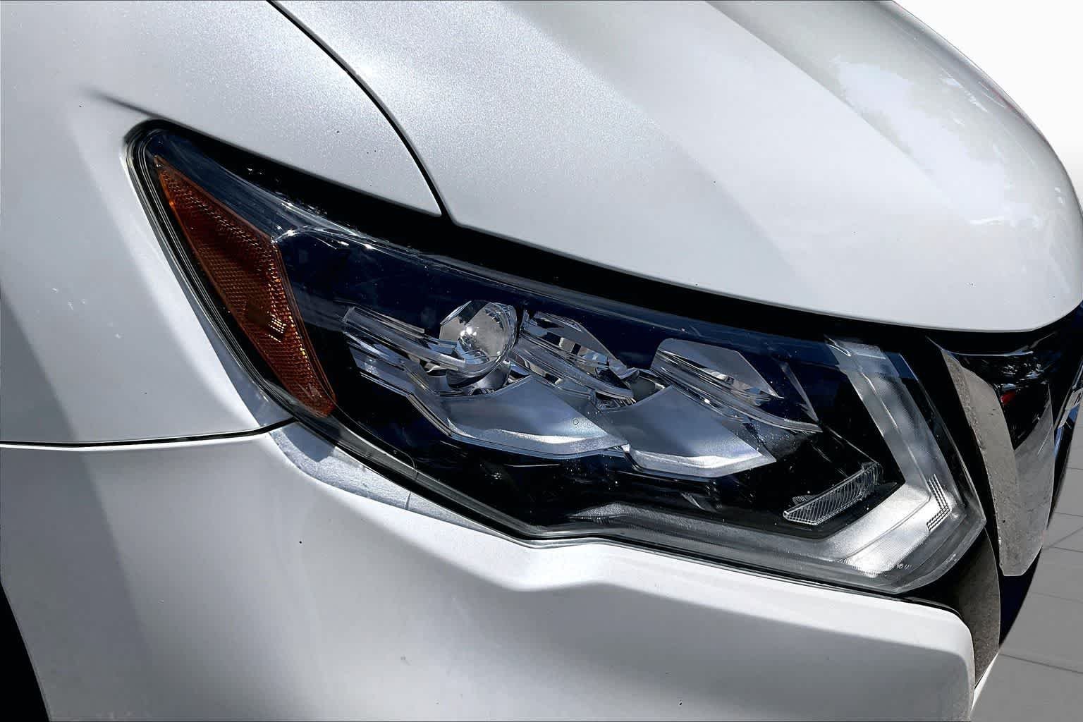 Used 2020 Pearl White Tricoat Nissan SL image 28
