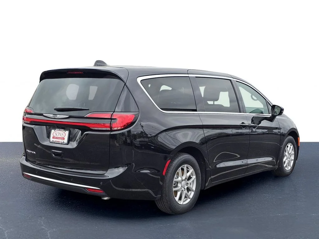 New 2026 Diamond Black Crystal Pearl-Coat Exterior Paint Chrysler Select image 8