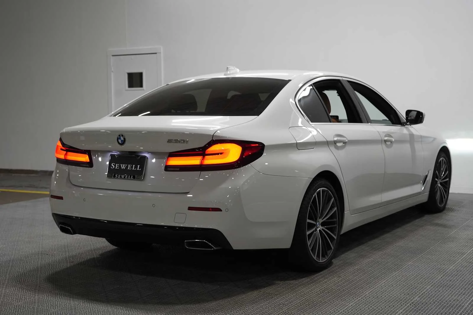 Used 2023 Alpine White BMW 530i image 4
