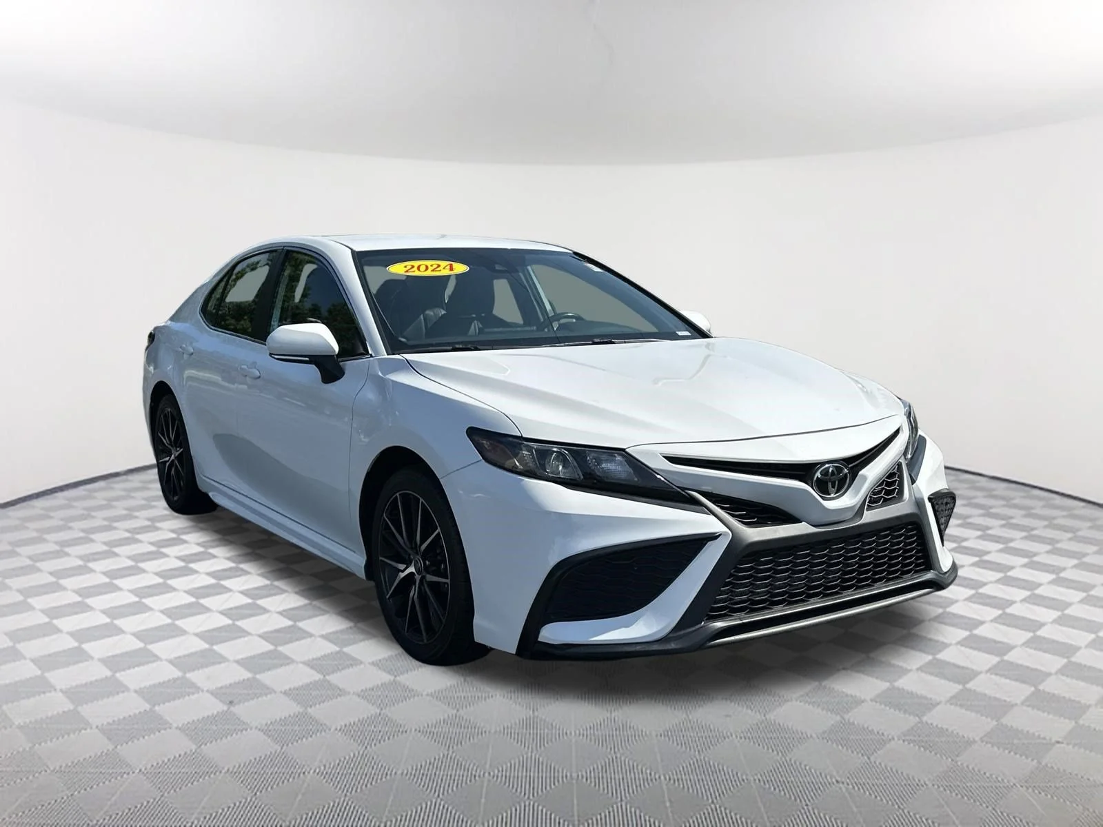 Used 2024 Ice Cap Toyota SE image 3