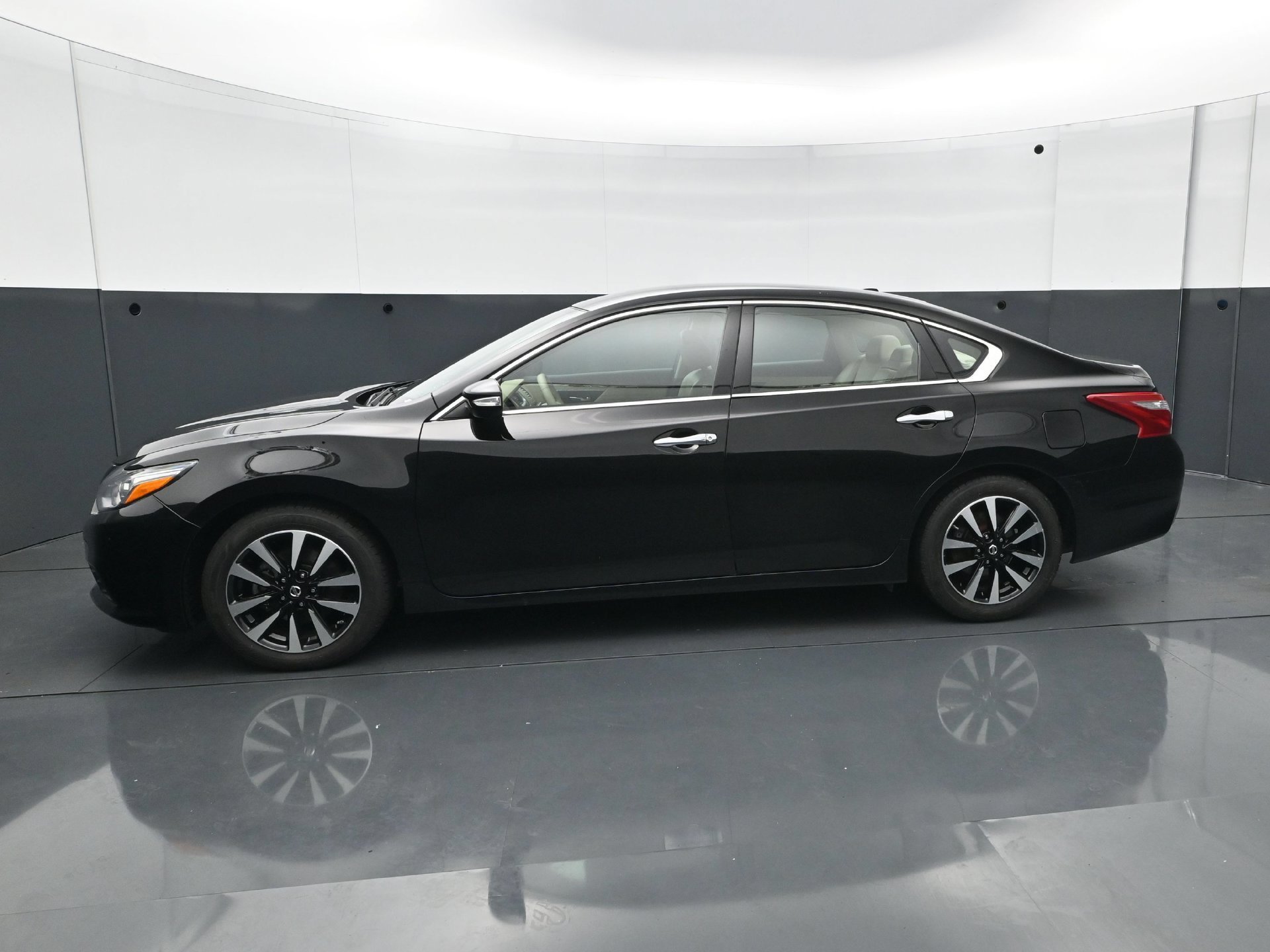 Used 2018 Nissan Altima SL with VIN 1N4AL3AP9JC215780 for sale in Burnsville, Minnesota