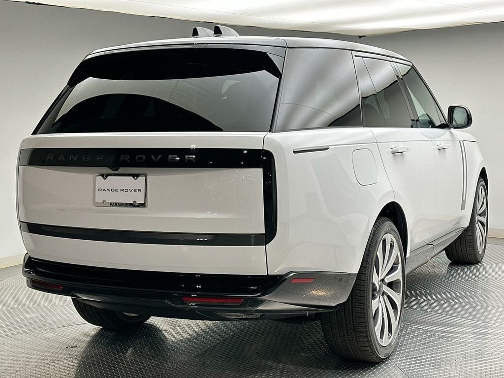 New 2026 Fuji White Land Rover SE image 3