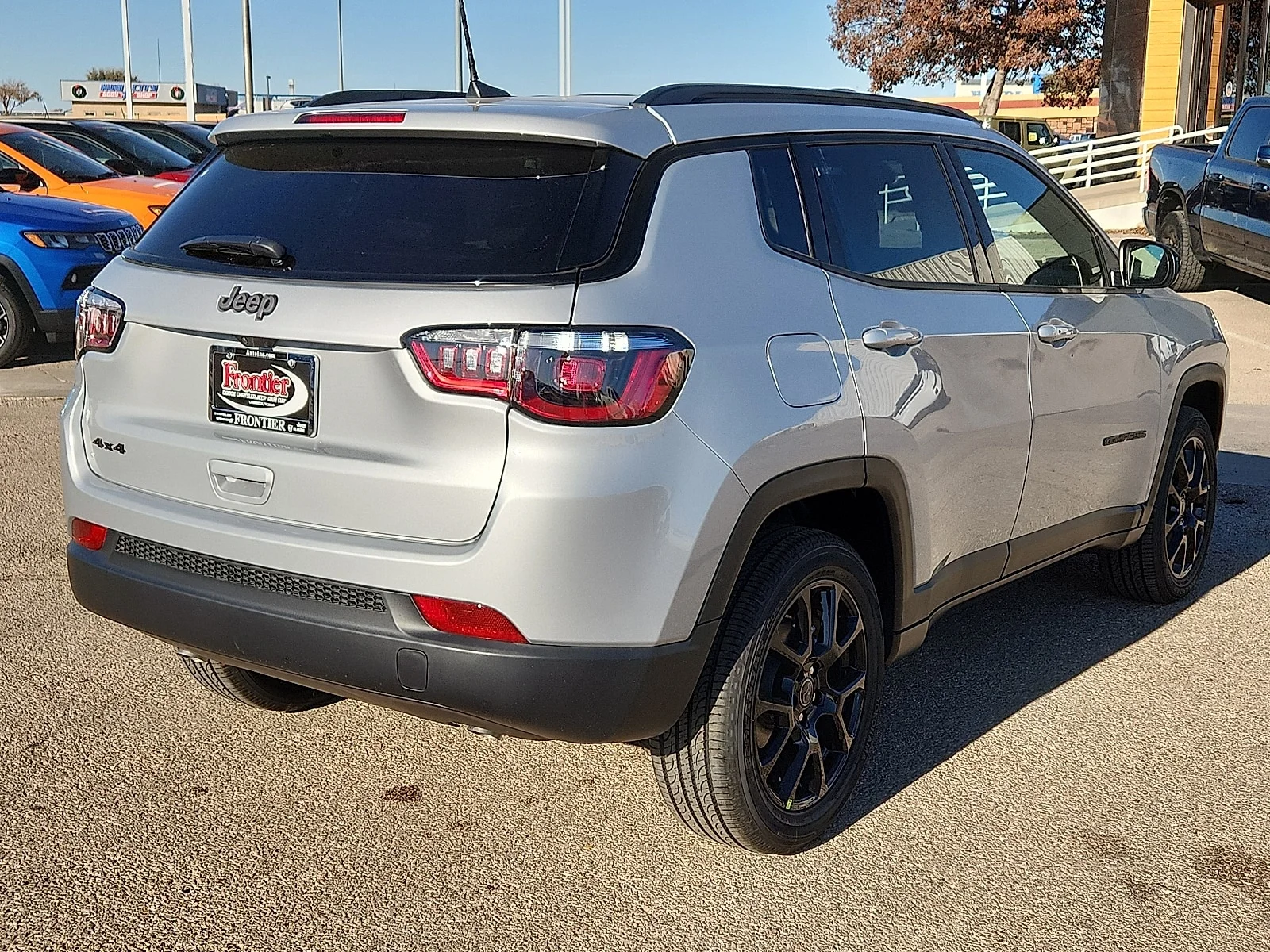 New 2026 Silver Zynith Metallic Clear-Coat  Paint Jeep LATITUDE ALTITUDE 4X4 image 4