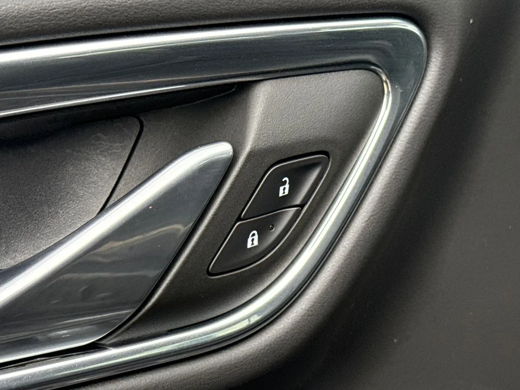 Used 2023 Silver GMC SLT image 23