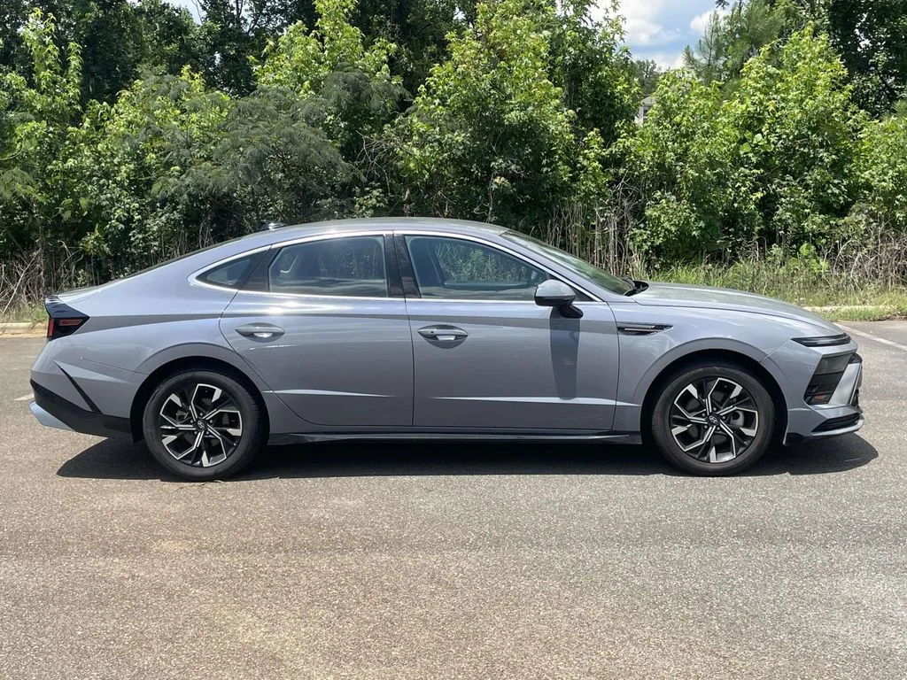 Used 2024 Transmission Blue Hyundai SEL image 2