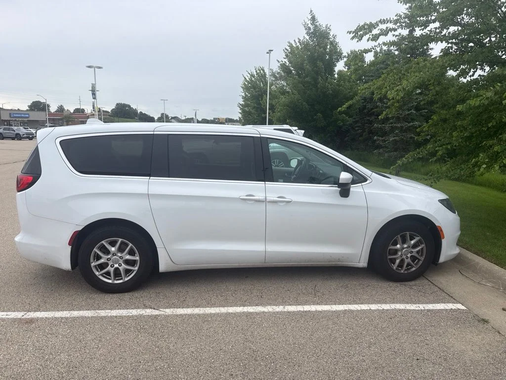 Used 2017 White Chrysler LX image 4