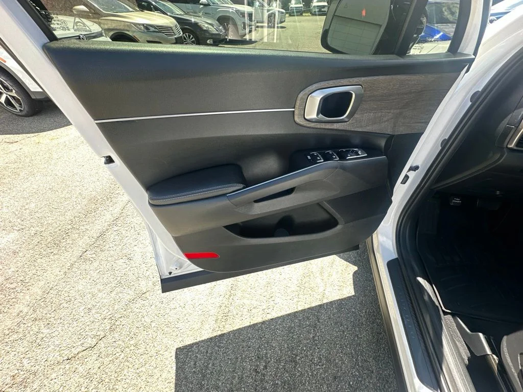 Used 2023 White Kia X-Line S image 8