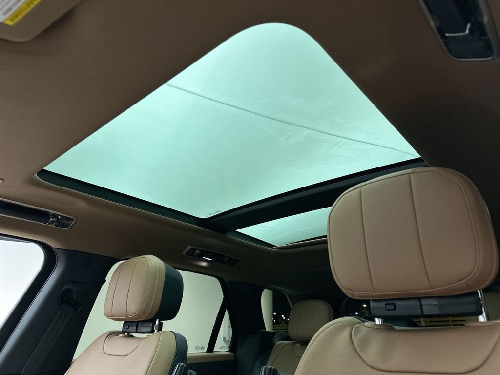 New 2026 Santorini Black Land Rover Dynamic SE image 11