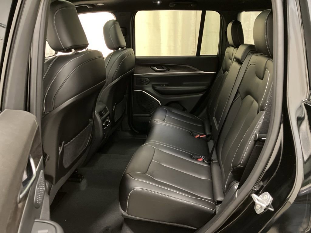 New 2026 Diamond Black Crystal Pearl-Coat Exterior Paint Jeep Limited image 13