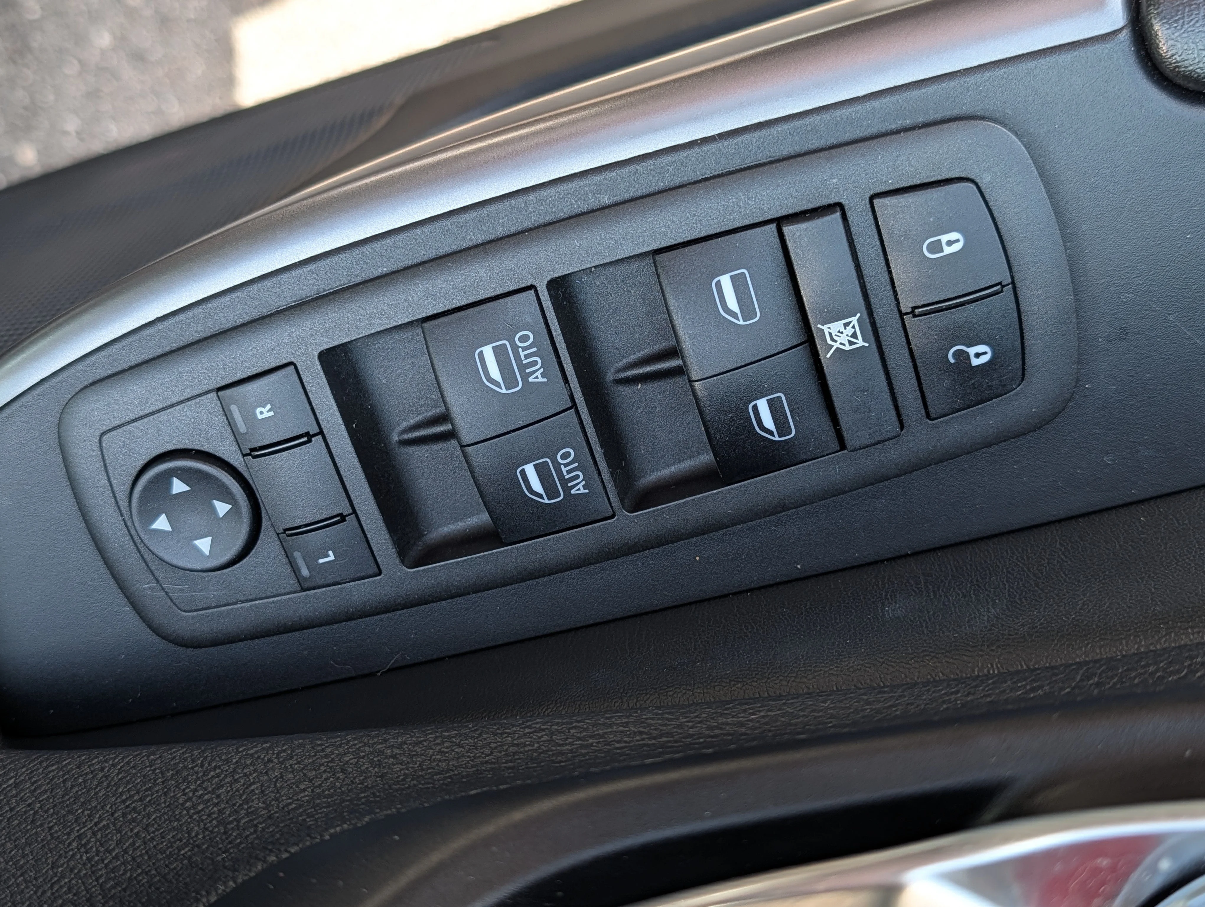 Used 2022 Granite Crystal Metallic Clearcoat Jeep Latitude Lux image 19