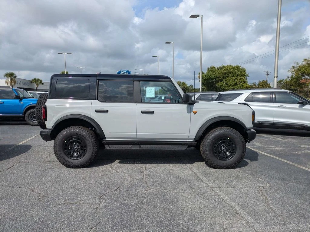 New 2026 Avalanche Gray Ford Badlands image 3
