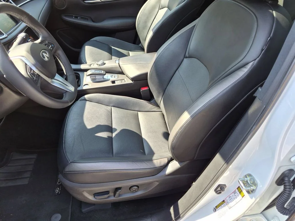 Used 2023 White INFINITI LUXE image 24