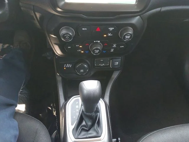 Used 2022 White Jeep Latitude image 15