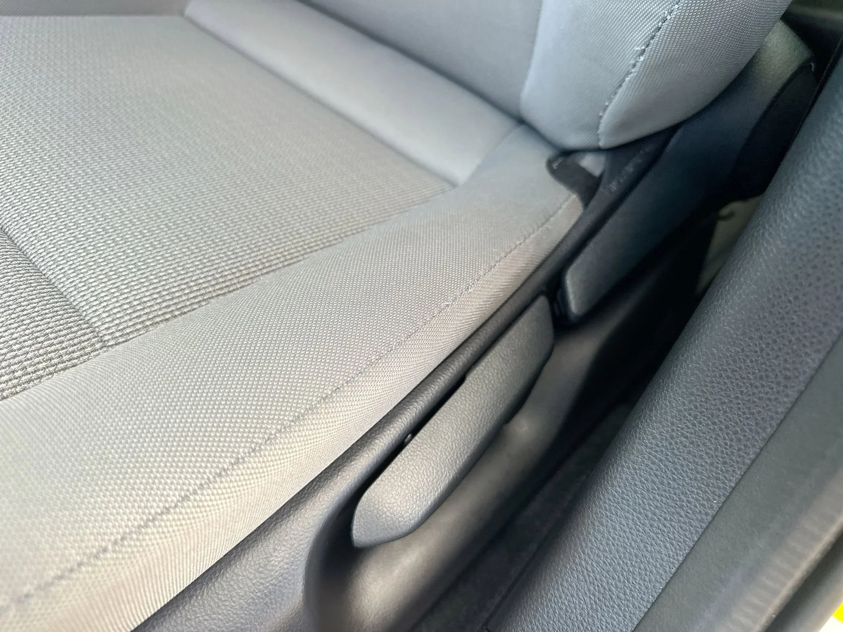 2025 Toyota Prius LE - Photo 12