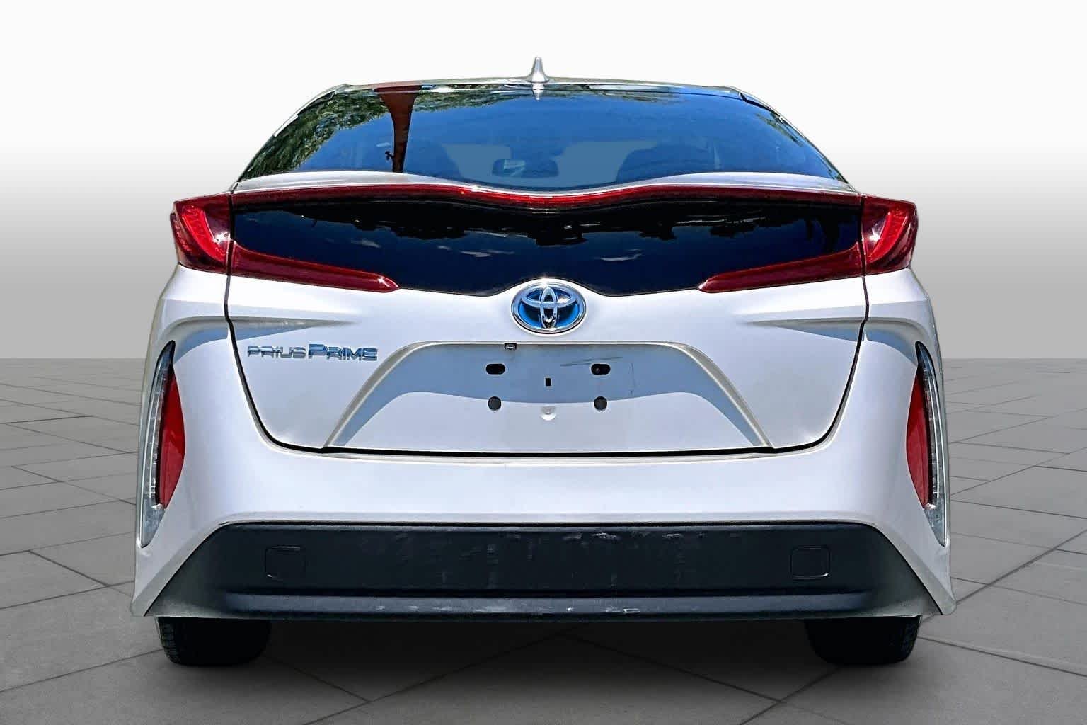 Used 2017 Titanium Glow Toyota Premium image 5