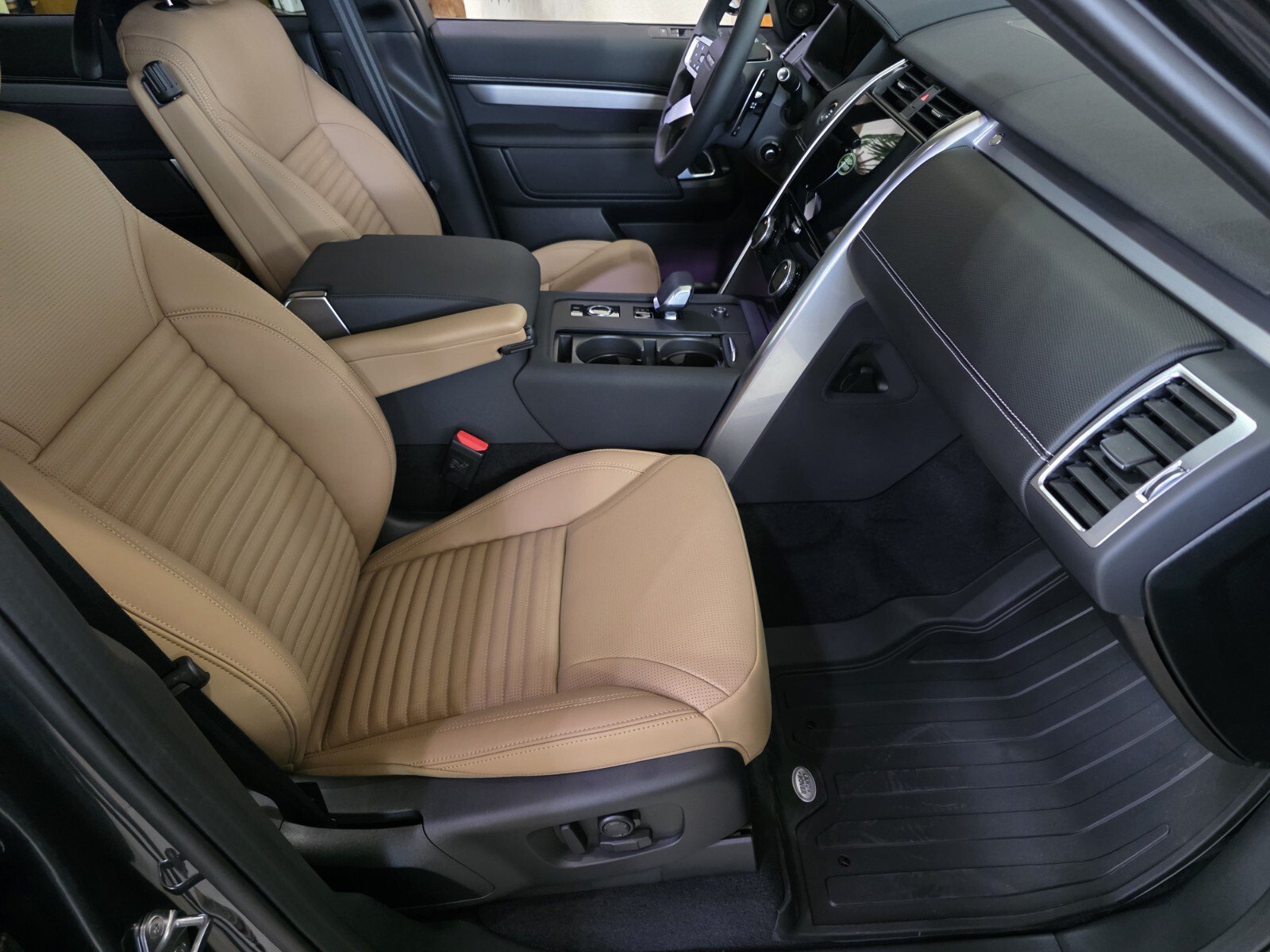 New 2026 Carpathian Grey Land Rover Dynamic SE image 3