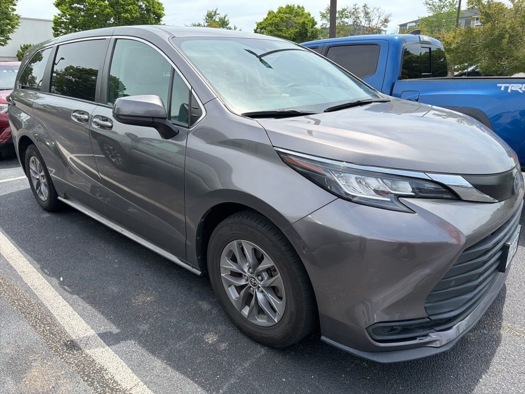 2022 Toyota Sienna LE 8-Passenger Hybrid FWD's photo