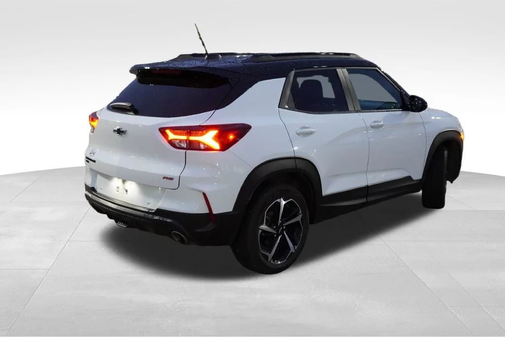 Used 2021 Summit White Chevrolet RS image 3