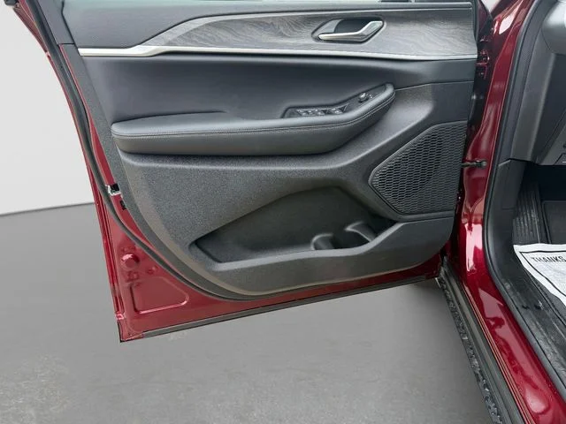 New 2026 Velvet Red Pearl-Coat Exterior Paint Jeep Altitude image 18