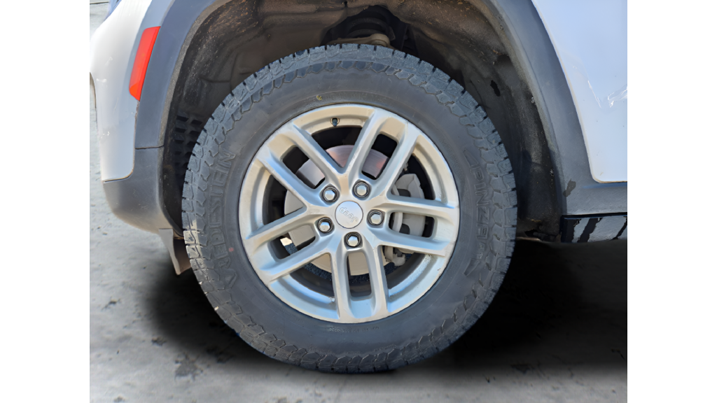 Used 2024 White Jeep Laredo X image 19
