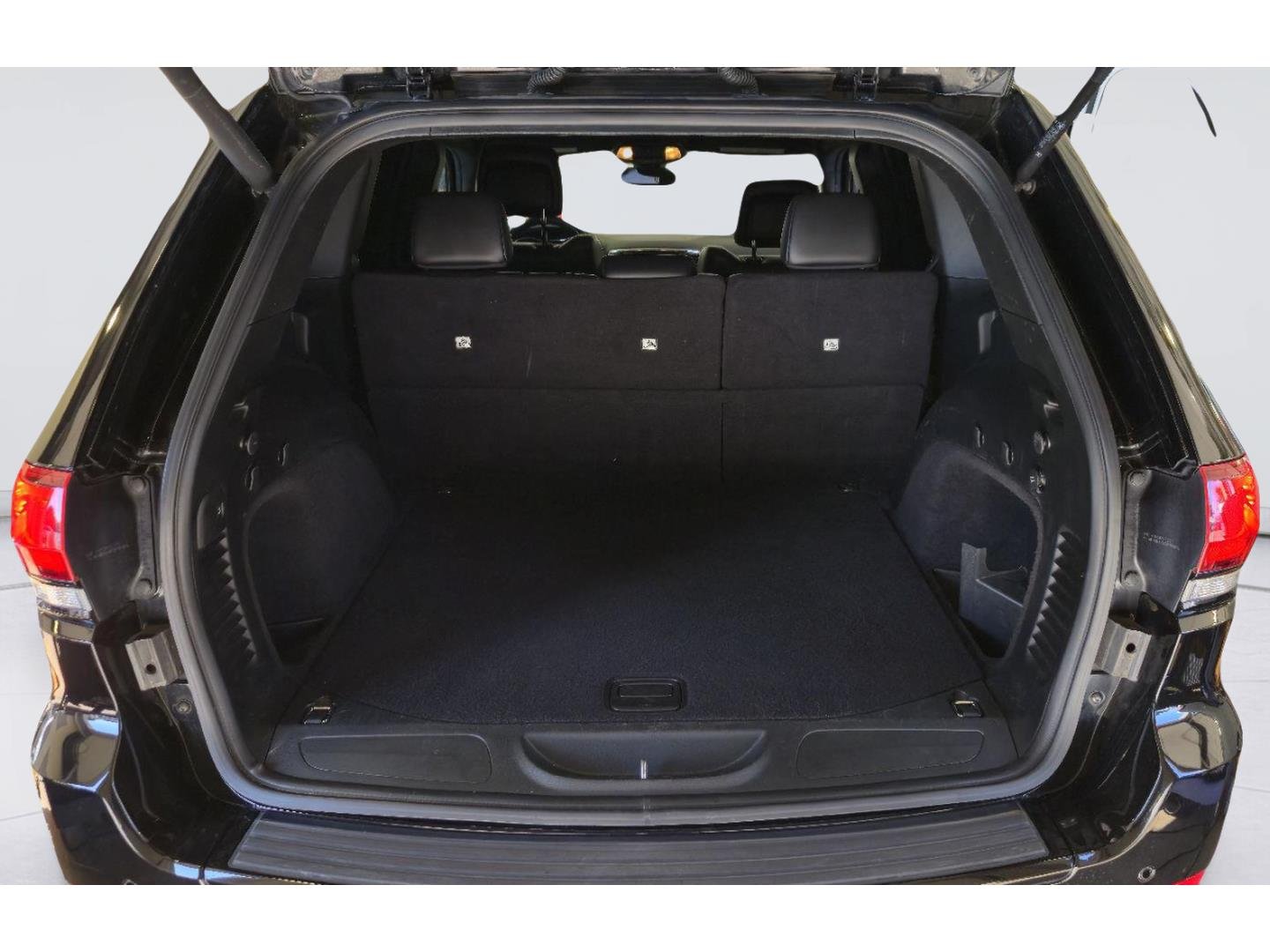 Used 2018 Diamond Black Crystal Pearlcoat Jeep Altitude image 25