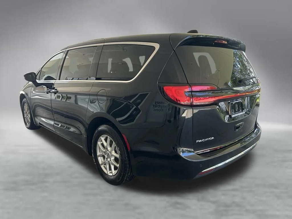 Used 2024 Black Chrysler Touring L image 4