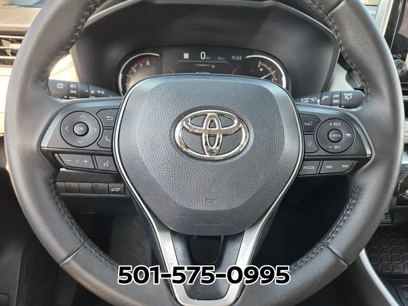 Used 2025 Silver Sky Metallic TOYOTA XLE PREMIUM FWD image 30