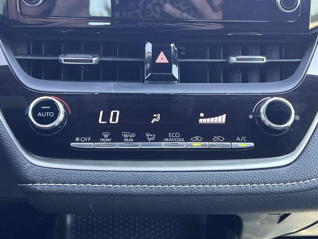 Used 2019  Toyota SE image 37