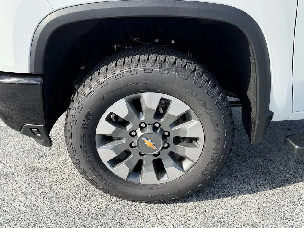 New 2026 Summit White Chevrolet Custom image 15