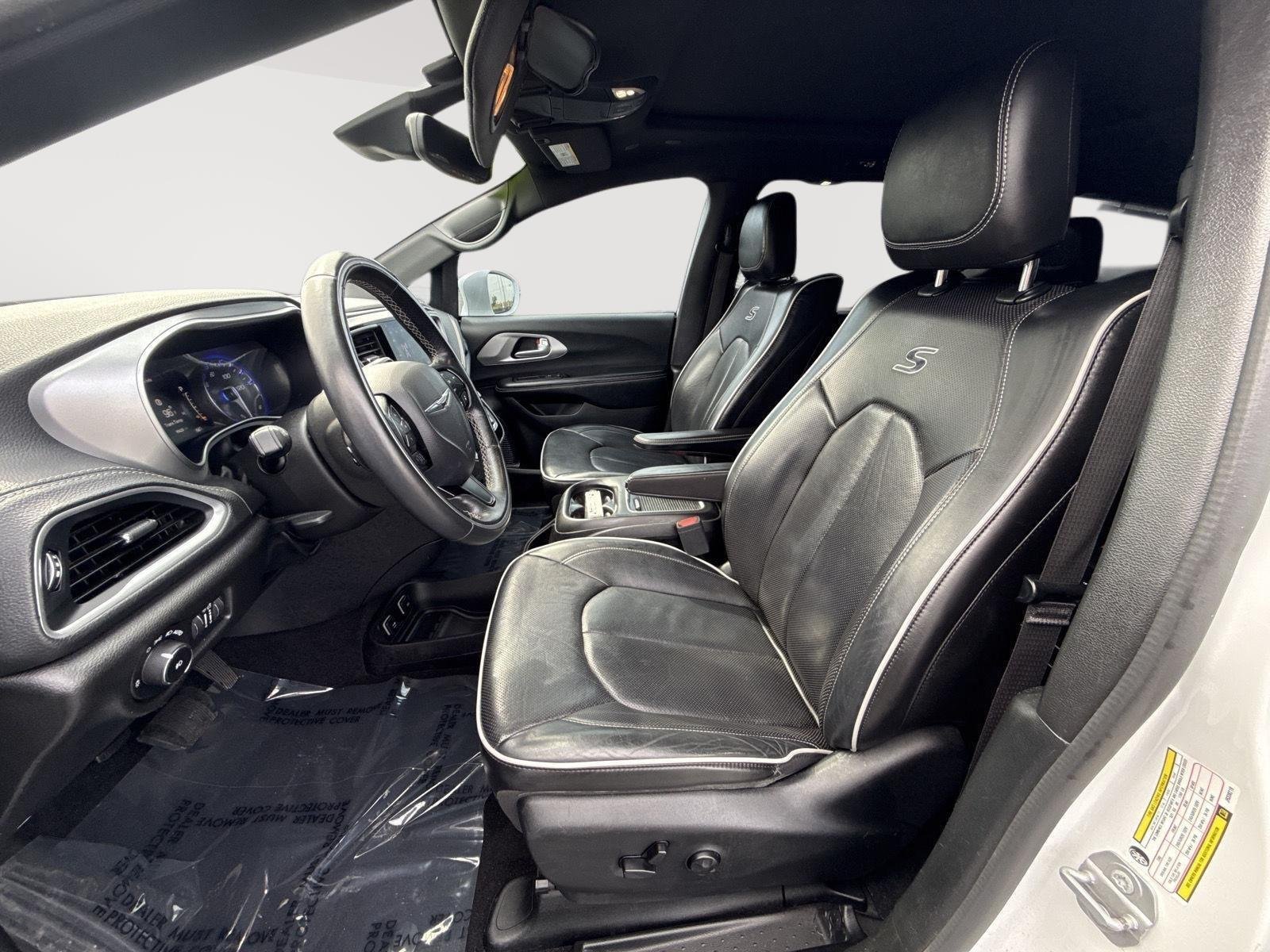 Used 2018 Bright White Clearcoat Chrysler Limited image 3