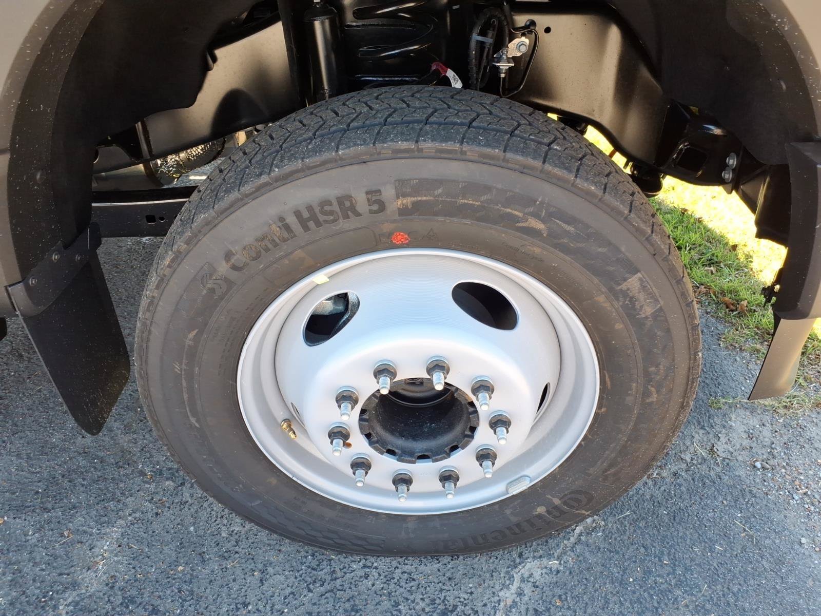 New 2027 Oxford White Ford F-550® XL image 7