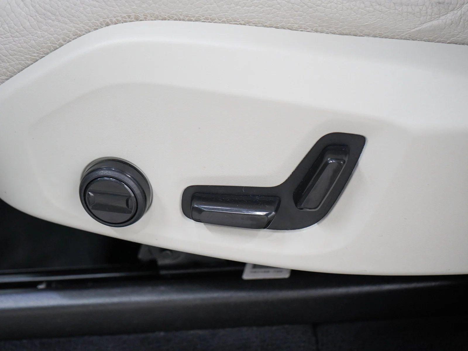 Used 2023 Crystal White Volvo B6 AWD Plus 7P image 28