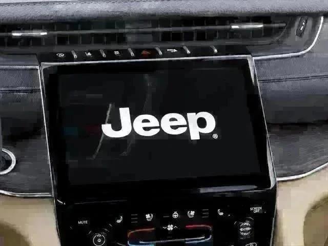 New 2025 Bright White Clear-Coat Exterior Paint Jeep Limited image 76