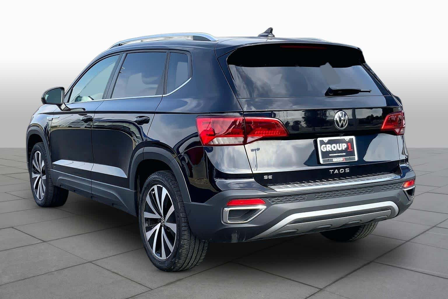 Used 2022 Deep Black Pearl Volkswagen SE image 12