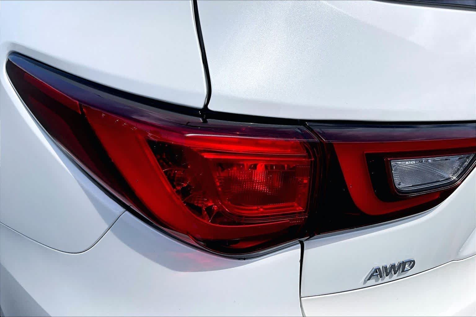 Used 2020 Majestic White INFINITI LUXE image 28