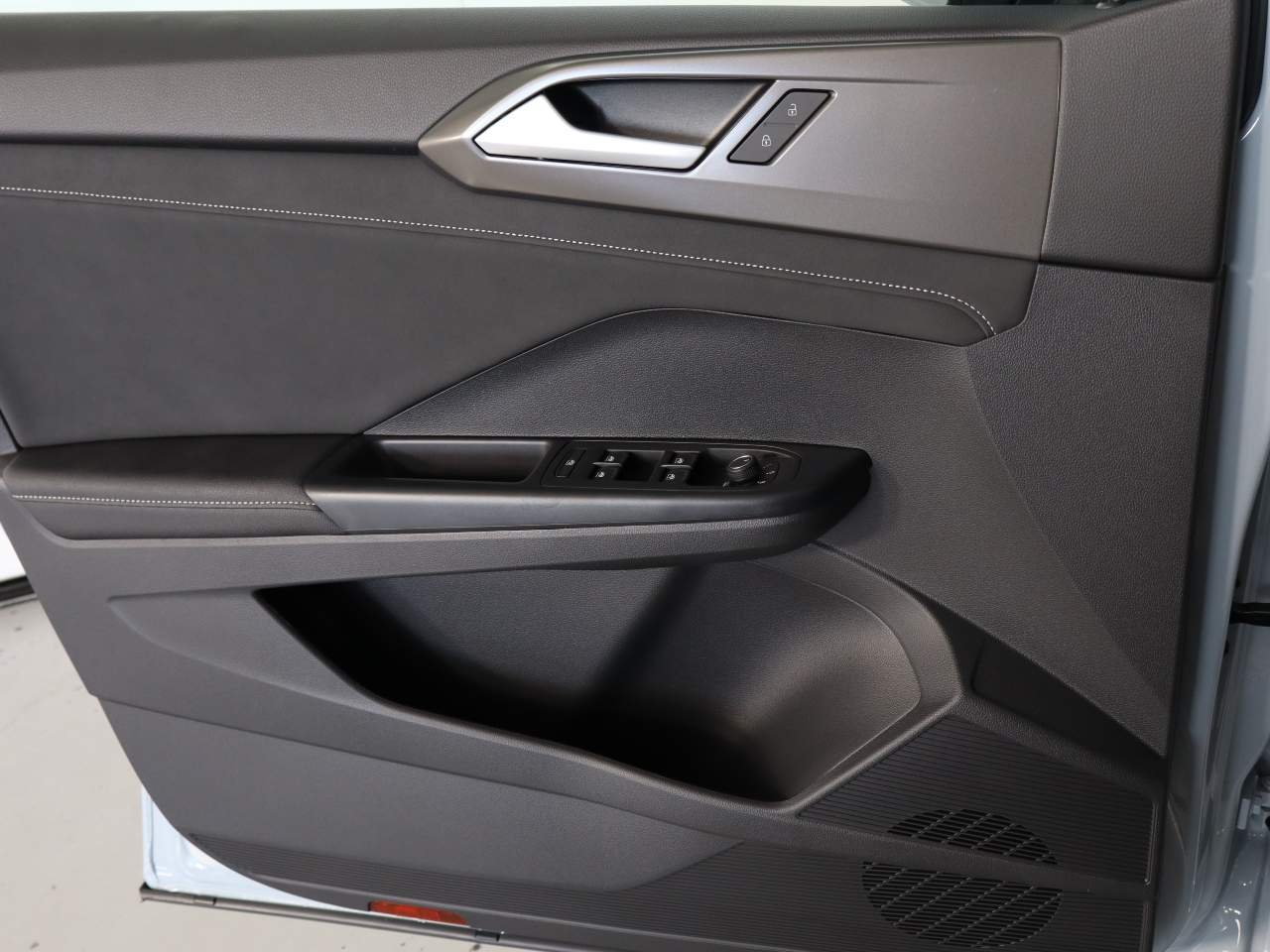 New 2026 MONUMENT GRAY W Volkswagen SE Black image 15