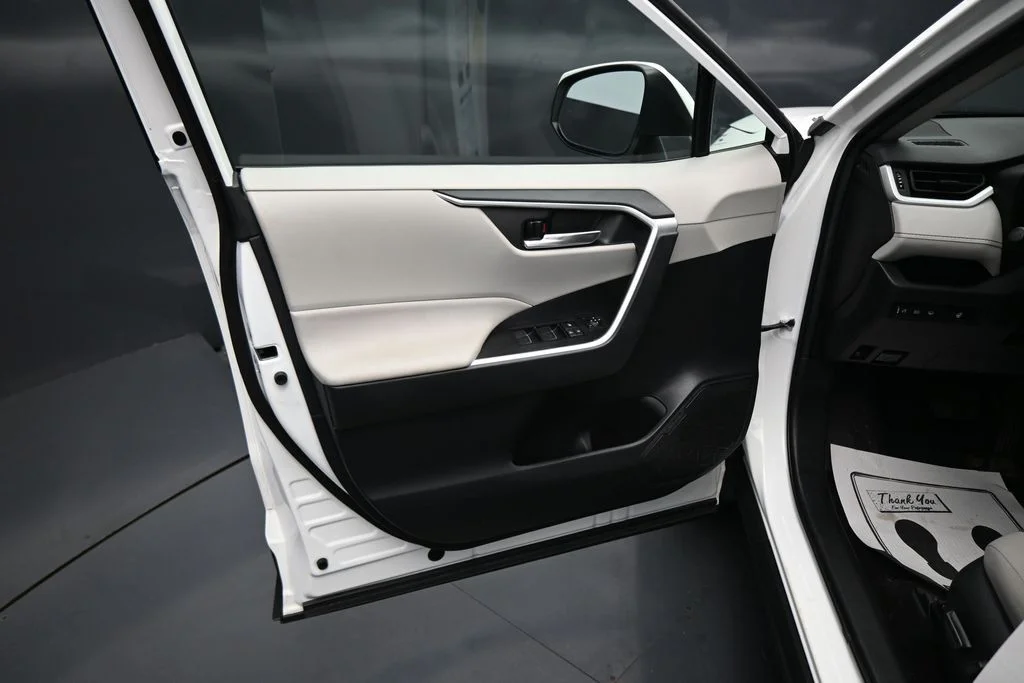 Used 2022 White Toyota XLE image 10