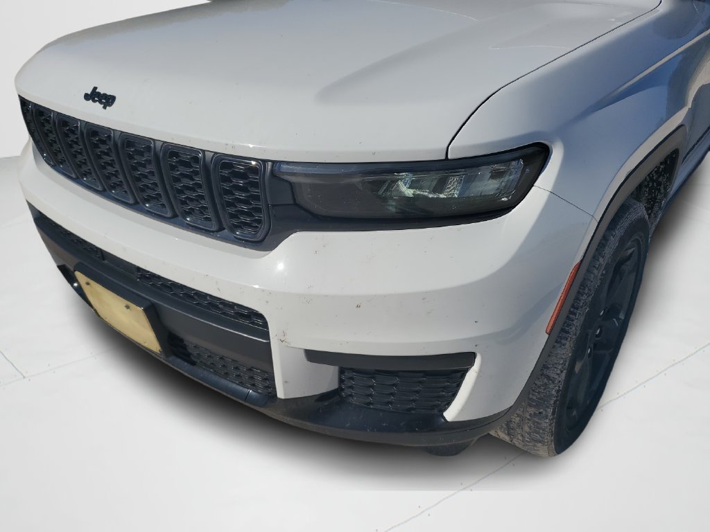 Used 2022 White Jeep Altitude image 24