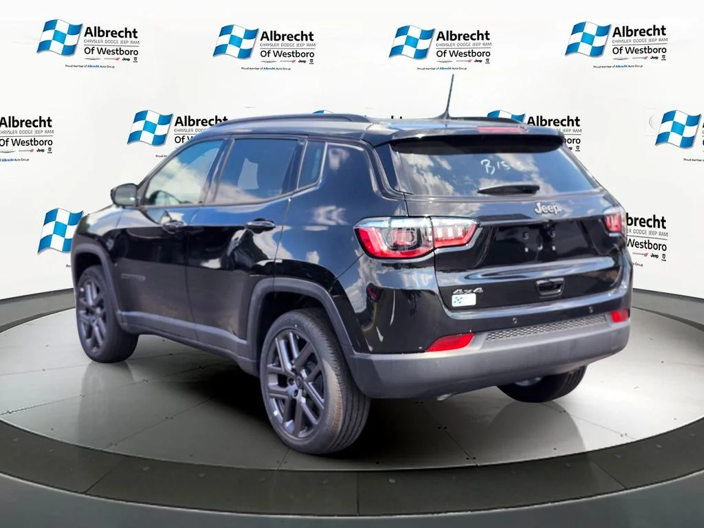 New 2026 Diamond Black Crystal Pearlcoat Jeep Limited image 3