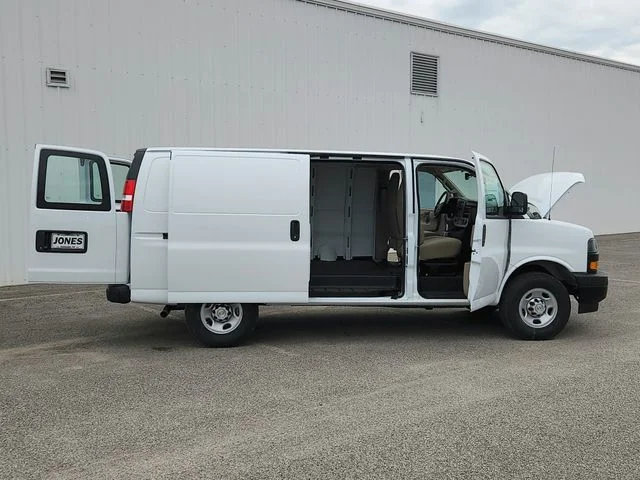New 2026 White Chevrolet Work Van image 15
