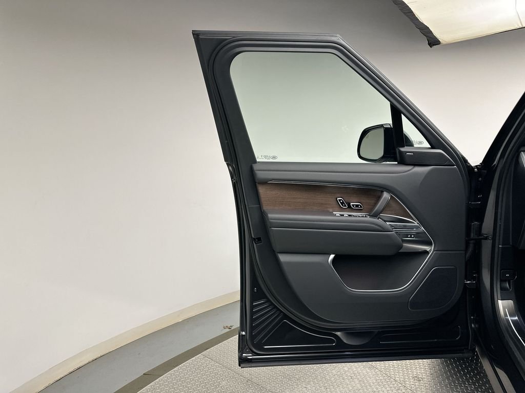 New 2026 Carpathian Gray Premium Metallic Land Rover SE image 9