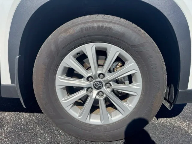 Used 2025 Pearl Toyota XLE image 9