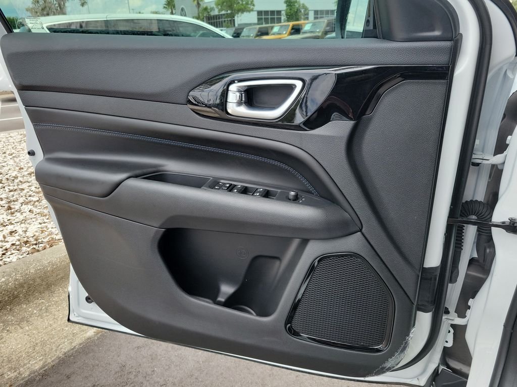New 2026 Bright White Clearcoat Jeep Latitude image 13